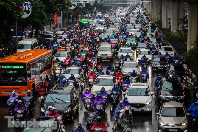Heavy rain leaves Hanoi streets suffering severe traffic jams